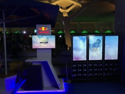 Stand de Red Bull con nuestros Tótem digitales de Carga